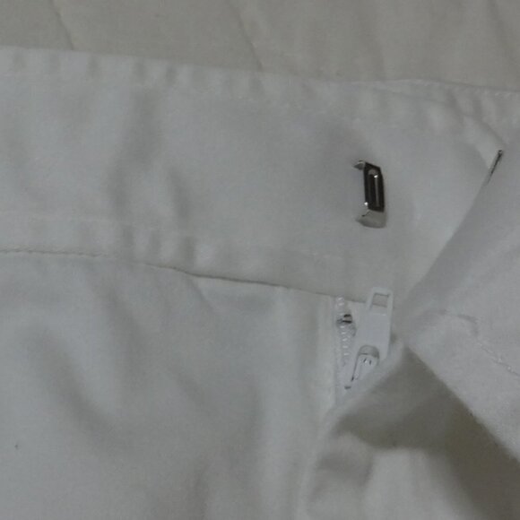 Lauren Ralph Lauren white cuffed shorts, size 16 hook & button band ,zip closure - Picture 9 of 9
